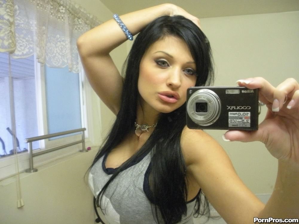 Bella ragazza bruna prende foto nel suo specchio
 #76408829