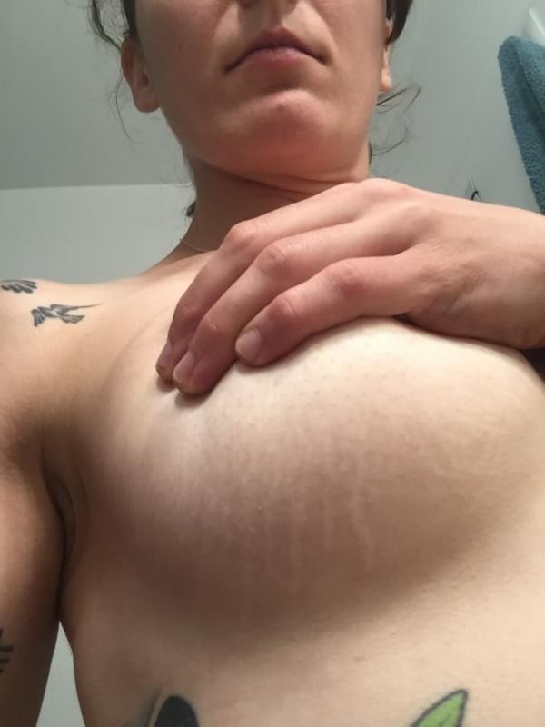 La mejor manera de que los hombres se sientan cómodos con su cuerpo es que sepan que no tienen nada que hacer.
 #67386378