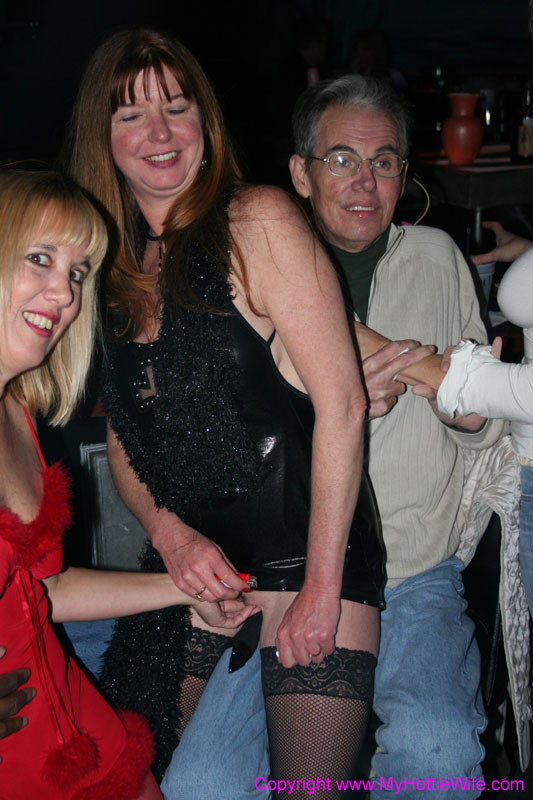 Swinger Hausfrauen zeigen Titten auf einer Party
 #77659433