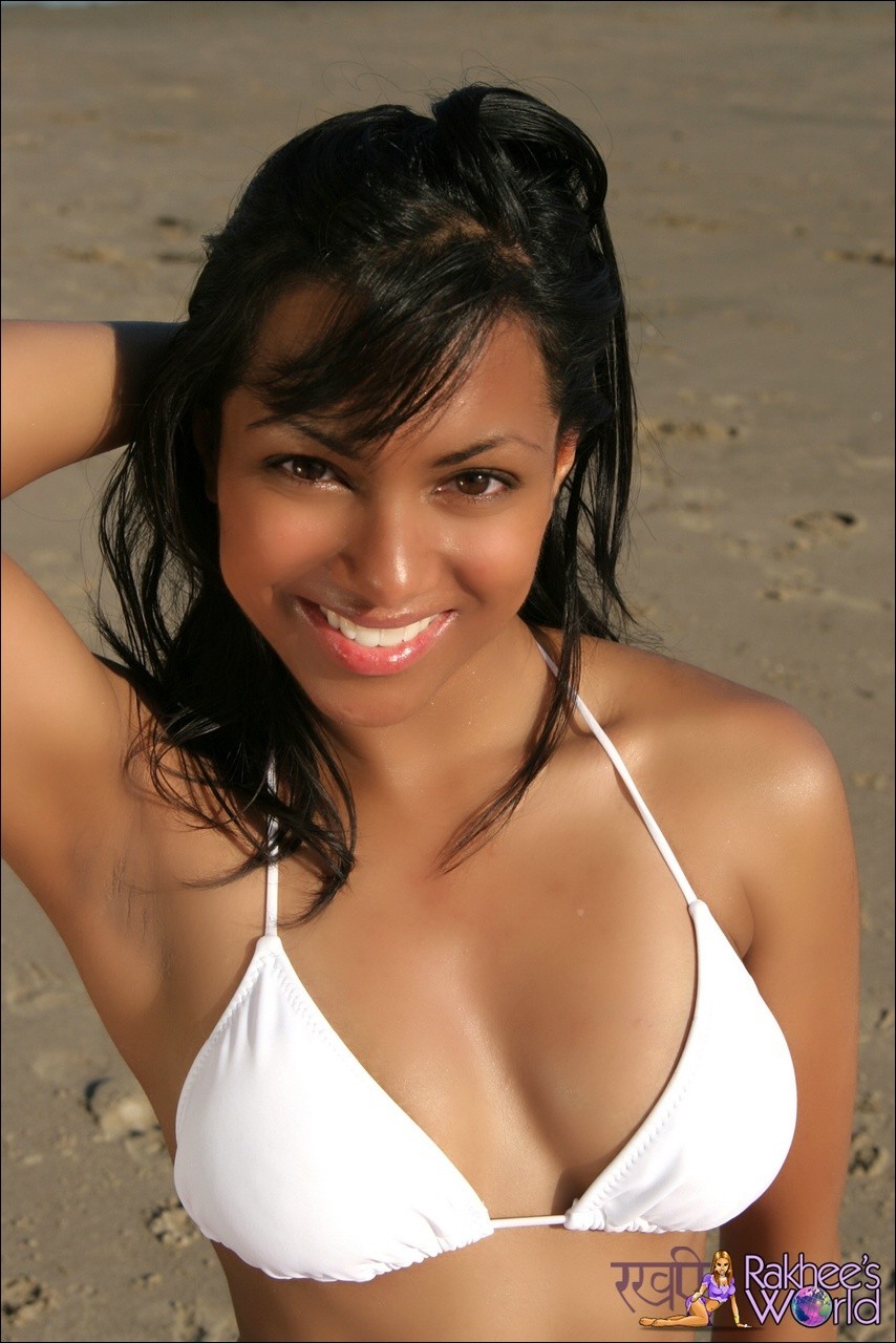 Giovane indiana sexy sulla spiaggia in bikini si toglie il top
 #72316573