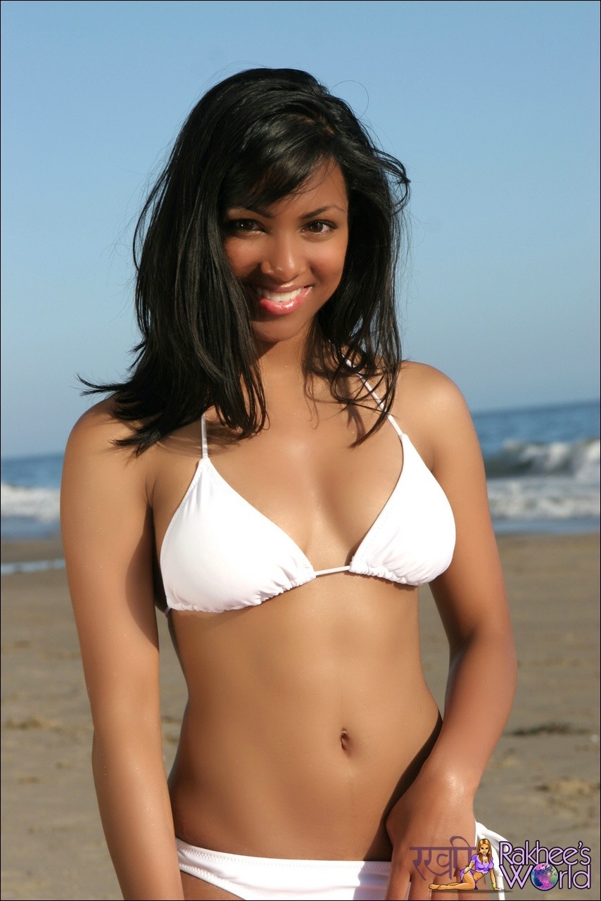 Giovane indiana sexy sulla spiaggia in bikini si toglie il top
 #72316585