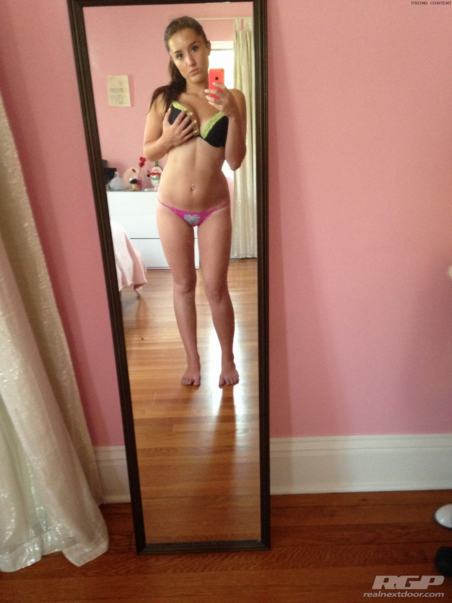 Hot e sexy teen ariana che prende selfies nudo in specchio
 #67487228