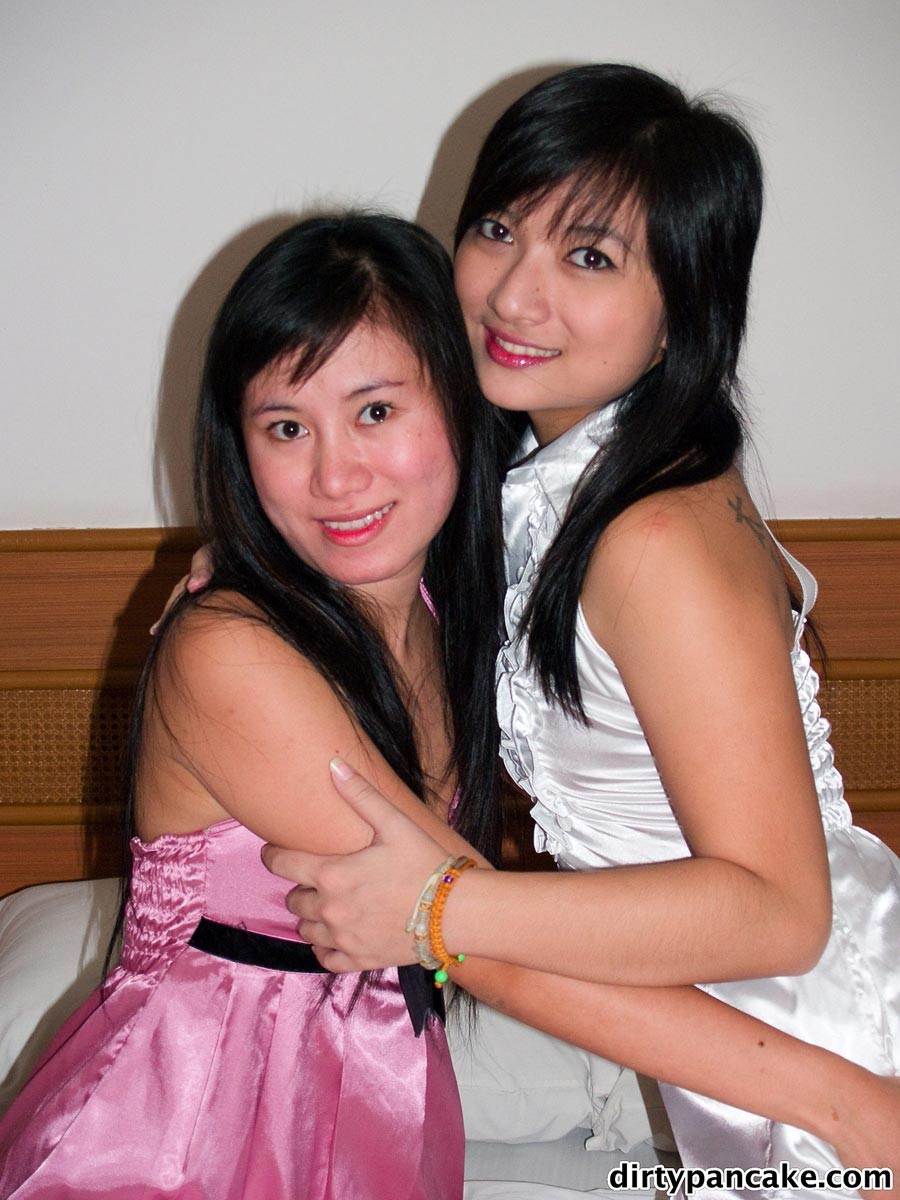 Lesbianas asiáticas adolescentes
 #69963628