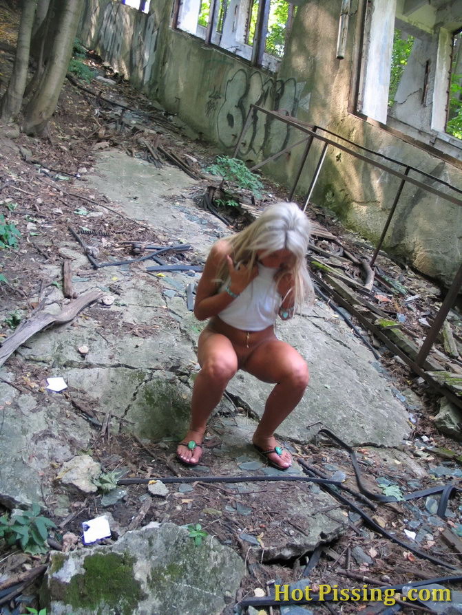 Oversexcited blondie brings herself on during pissing in the open air #76573762