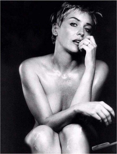 La superstar Milf Sharon Stone montre de beaux seins nus #75429489