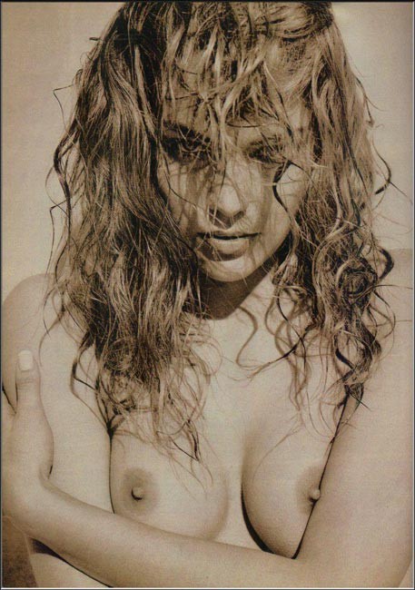 La superstar Milf Sharon Stone montre de beaux seins nus #75429504