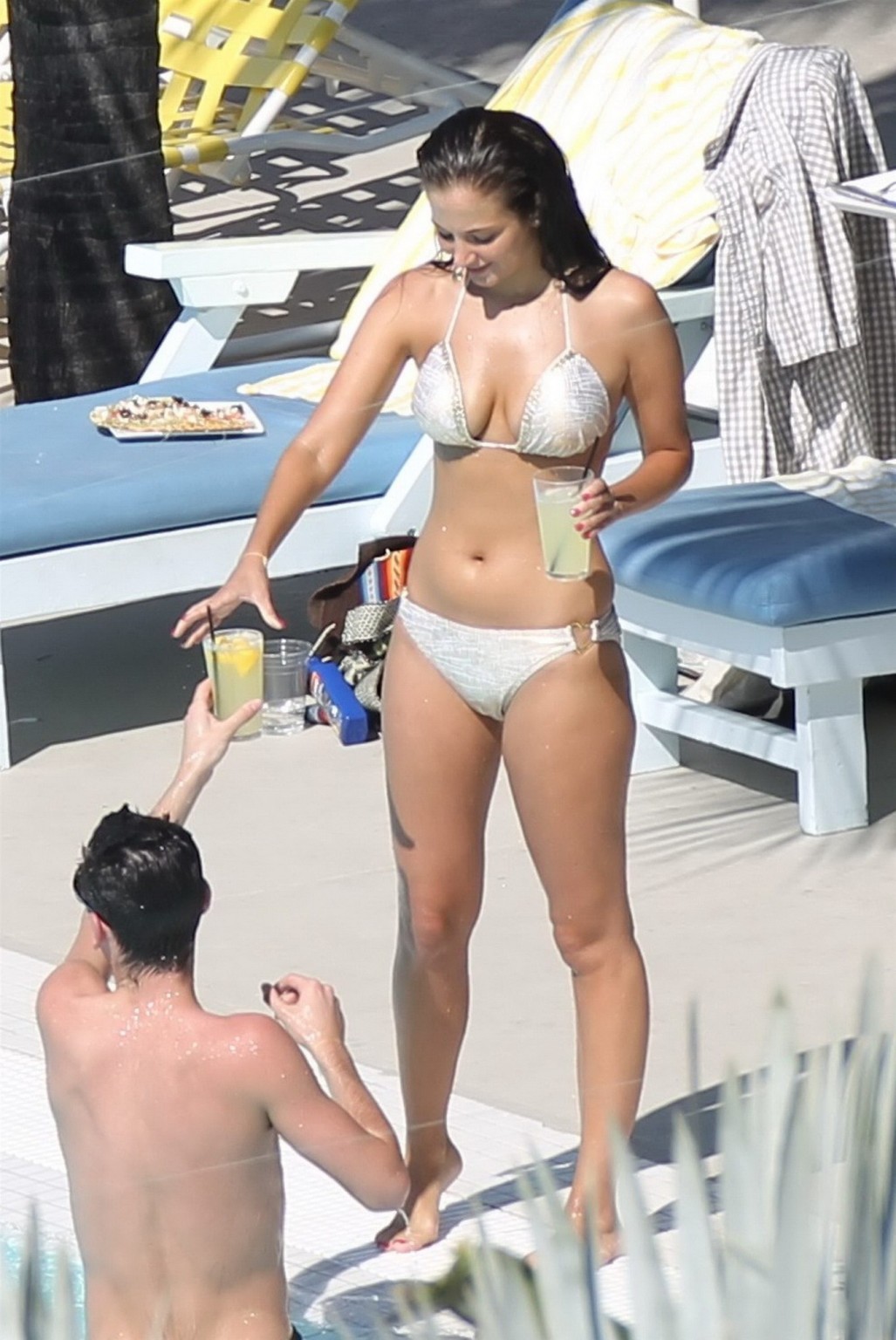Tulisa contostavlos muestra cameltoe usando bikini junto a la piscina en miami
 #75272868