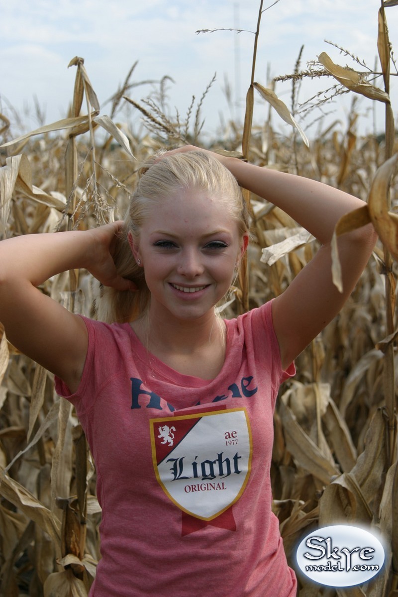 Jeune blonde amateur se cachant dans un champ de maïs.
 #67228651