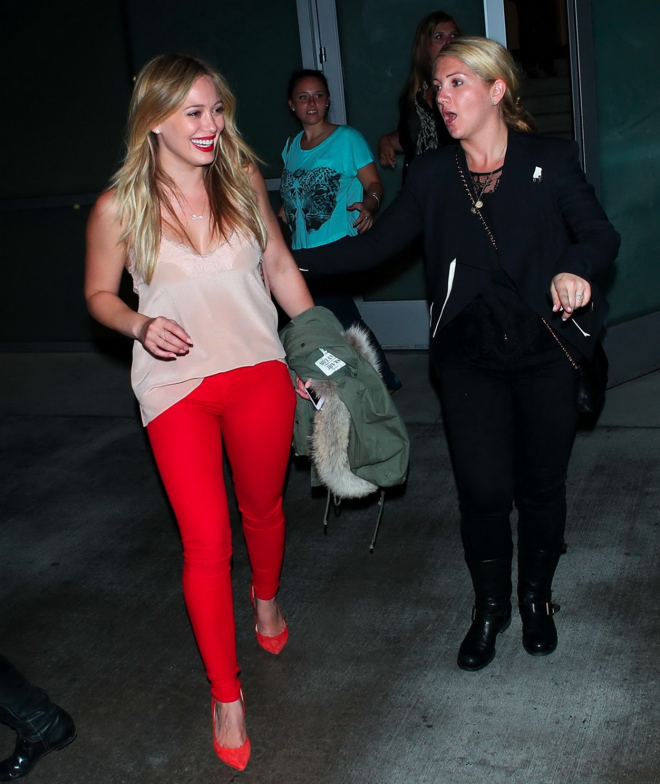 Hilary duff con camiseta de tirantes y mallas rojas saliendo del concierto de pink en el staples 
 #75215879