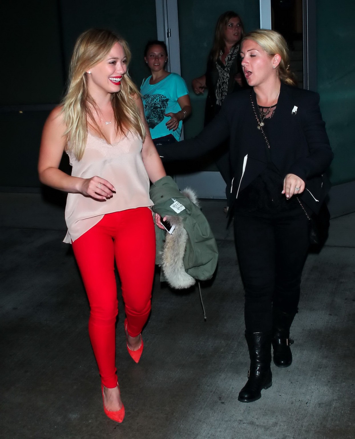 Hilary duff con camiseta de tirantes y mallas rojas saliendo del concierto de pink en el staples 
 #75215883