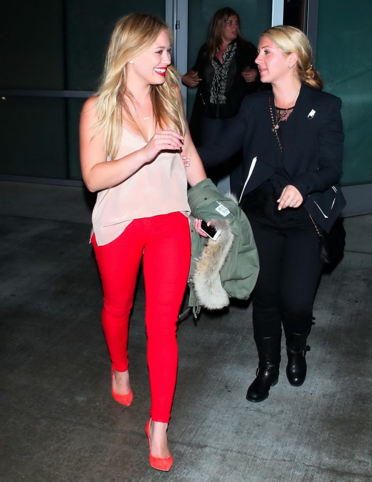 Hilary duff con camiseta de tirantes y mallas rojas saliendo del concierto de pink en el staples 
 #75215890