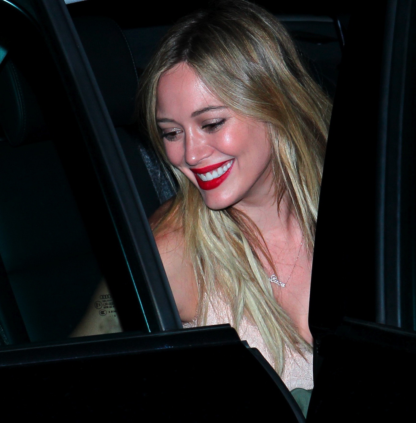 Hilary duff indossando canottiera e collant rosso lasciando concerto rosa al staples 
 #75215909