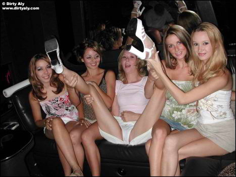 Dirty Aly und ihre Freundinnen bekommen wild auf einer Party Bus
 #73868860