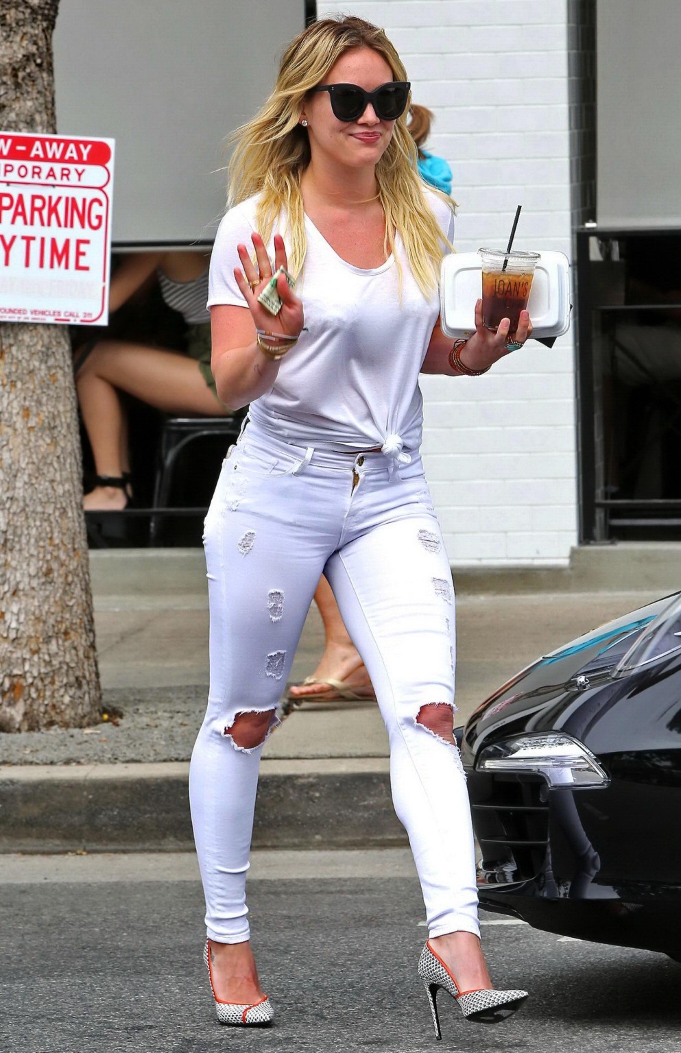 Hilary duff luce su trasero con unos jeans ajustados en studio city
 #75169641