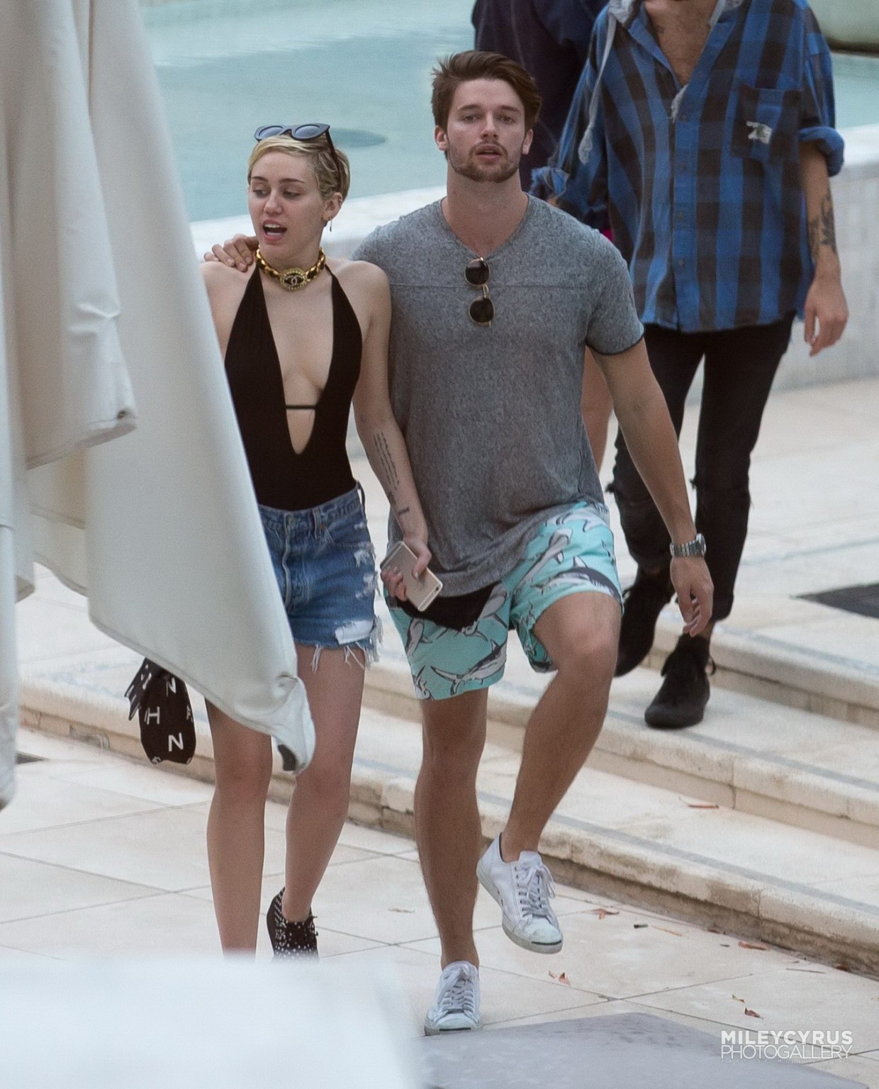 Miley cyrus con traje de baño y hotpants en una piscina en miami
 #75178846