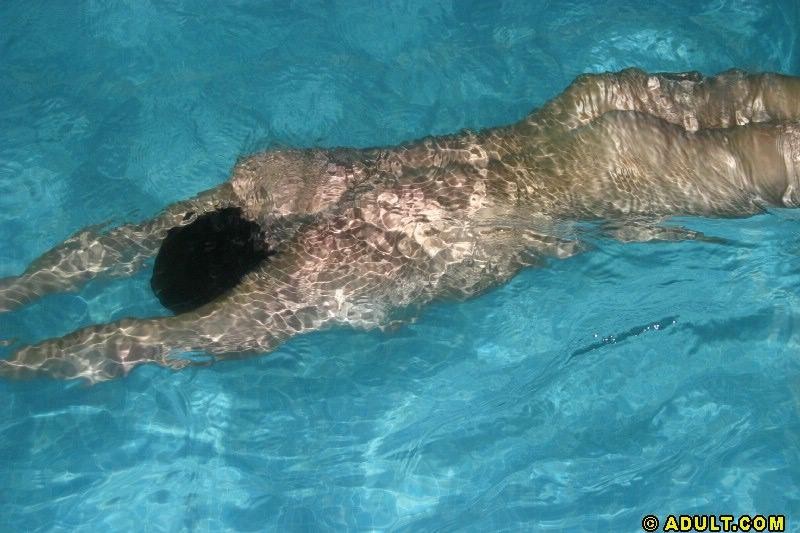 Betrunkene Mädchen am Pool werden böse für die Jungs
 #70687034