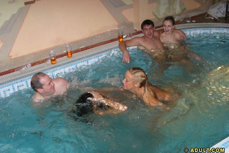 Ragazze ubriache in piscina si sporcano per i ragazzi
 #70687112