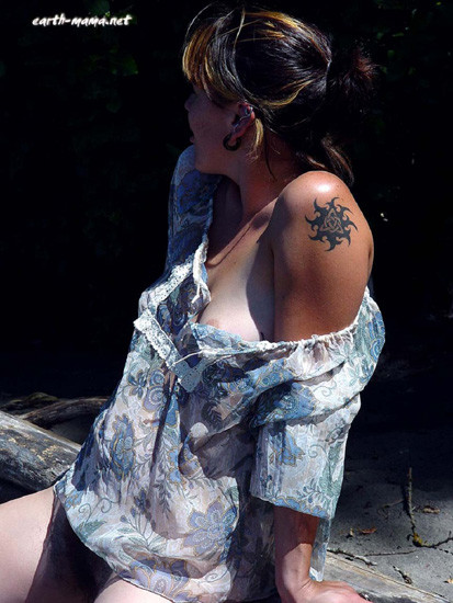 Una chica hippie muy peluda y tatuada
 #77325114
