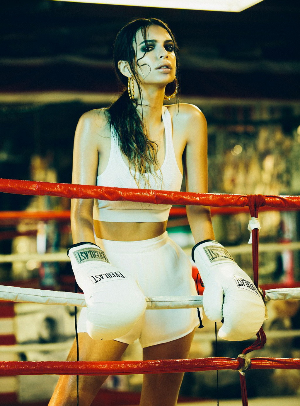 Emily ratajkowski montrant ses abdominaux dans le photoshoot sur le thème de la boxe par ol
 #75224125