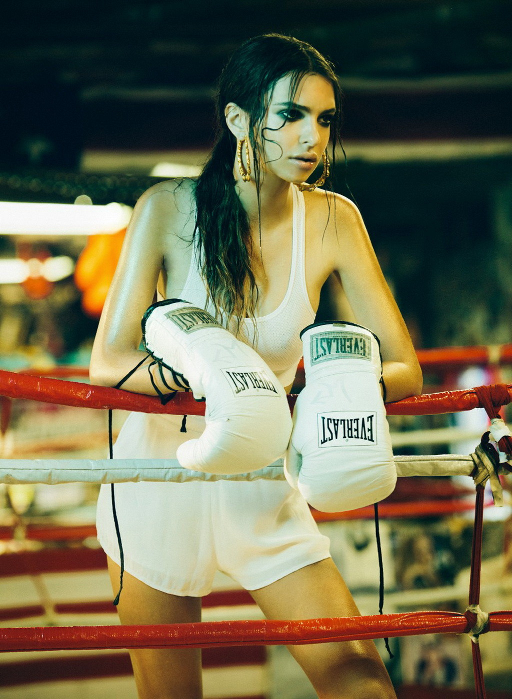 Emily ratajkowski montrant ses abdominaux dans le photoshoot sur le thème de la boxe par ol
 #75224132