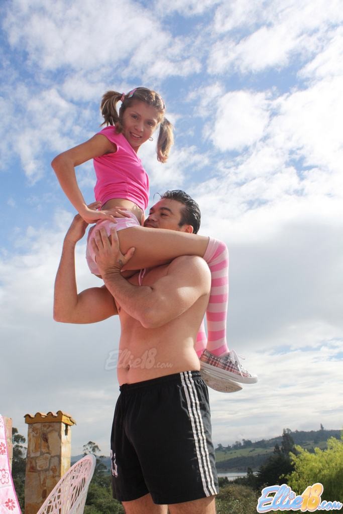 Tiny titted achtzehn Jahre alt saugt Hahn außerhalb
 #79448009