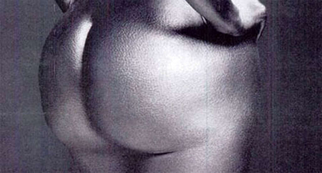 Kim Kardashian pose nue et montre ses énormes seins et son cul sexy.
 #75329700