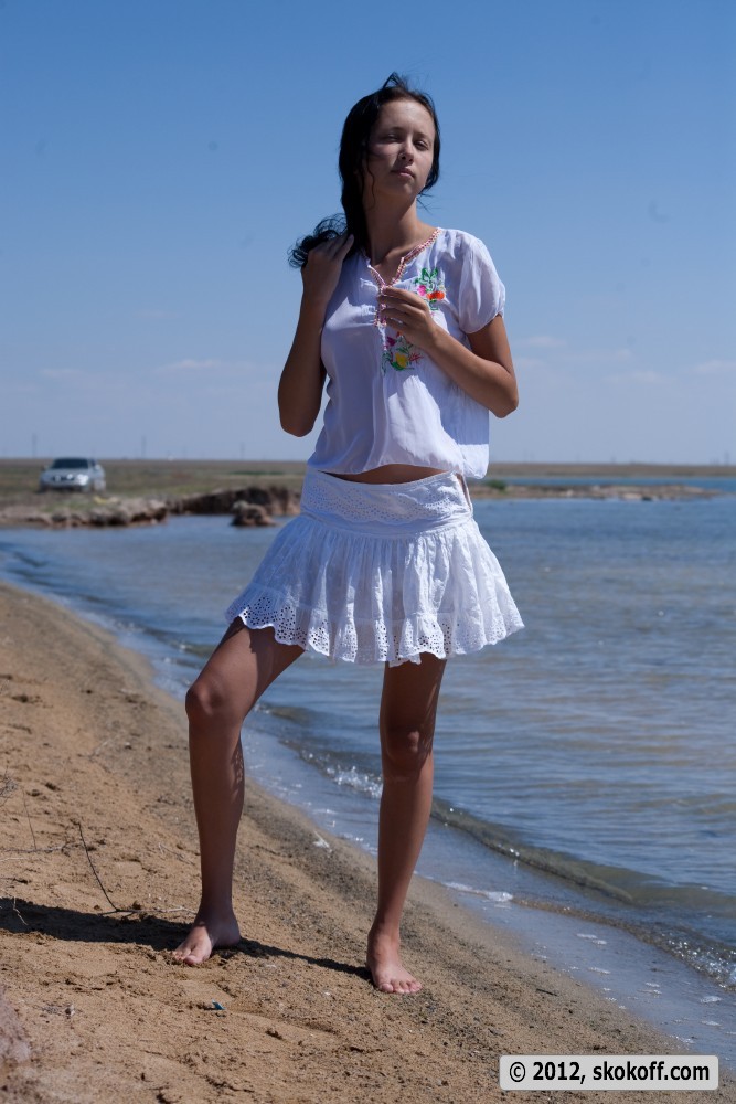 Giovane bruna sexy che posa senza fondo sulla spiaggia
 #68235291