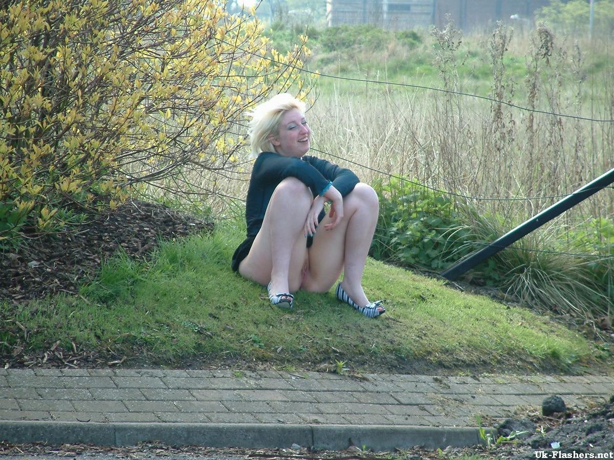 Amateur anglais s'exhibant en public et nudité blonde avec mignonne ex-copine y
 #78602747