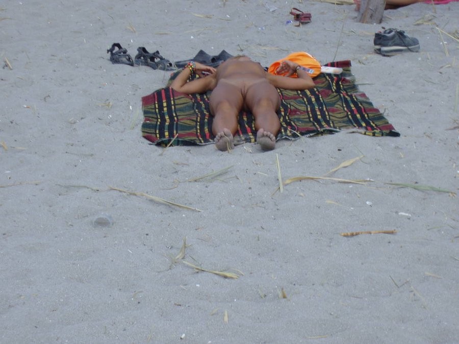 Nackte Teenie-Nudisten lassen ihren Körper vom Wasser küssen
 #72257602