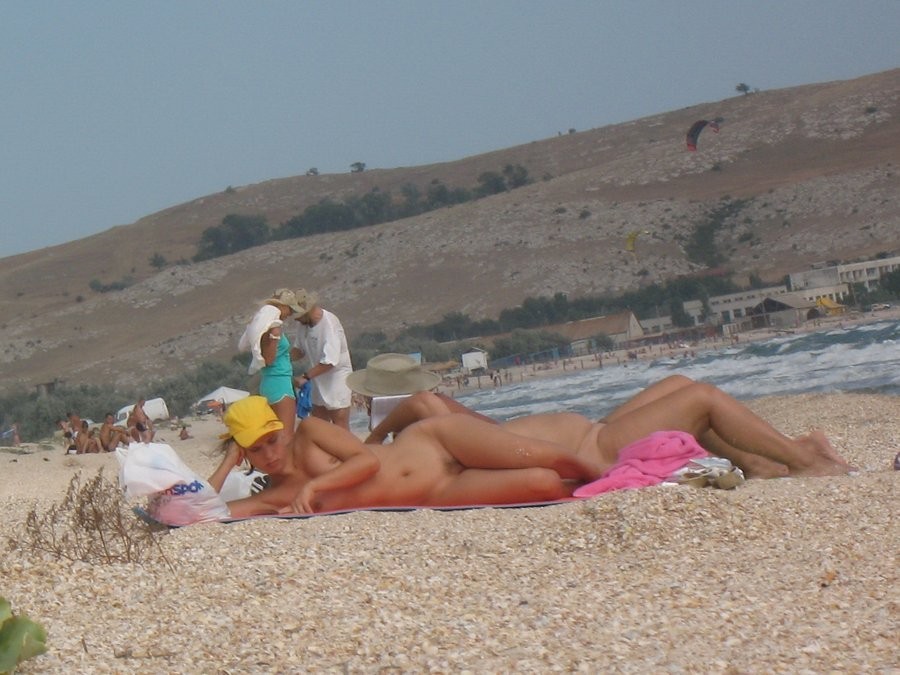 Nackte Teenie-Nudisten lassen ihren Körper vom Wasser küssen
 #72257704