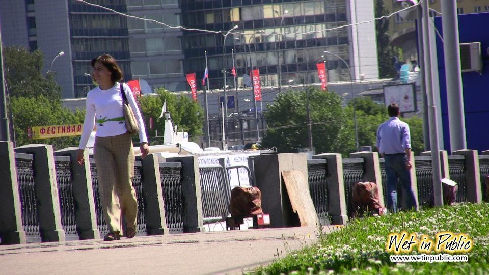 Une pisseuse amateur se détend trop vite et mouille son pantalon sur un talus.
 #73239284