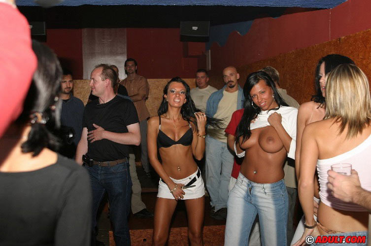 Tanzparty verwandelt sich in Gruppensex-Hardcore-Action
 #76885564