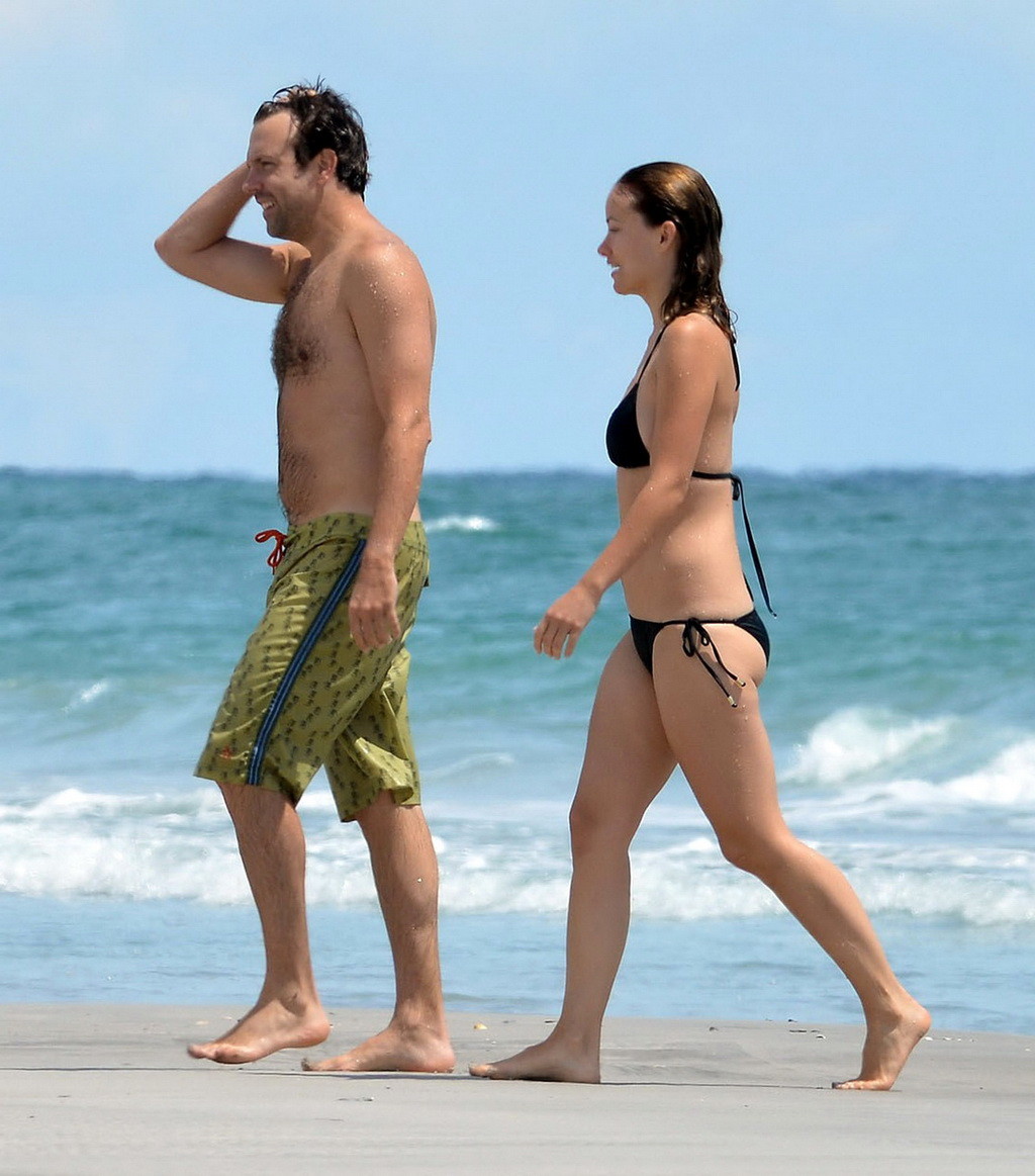 Olivia wilde trägt einen schwarzen Bikini an einem Strand in Wilmington
 #75254005