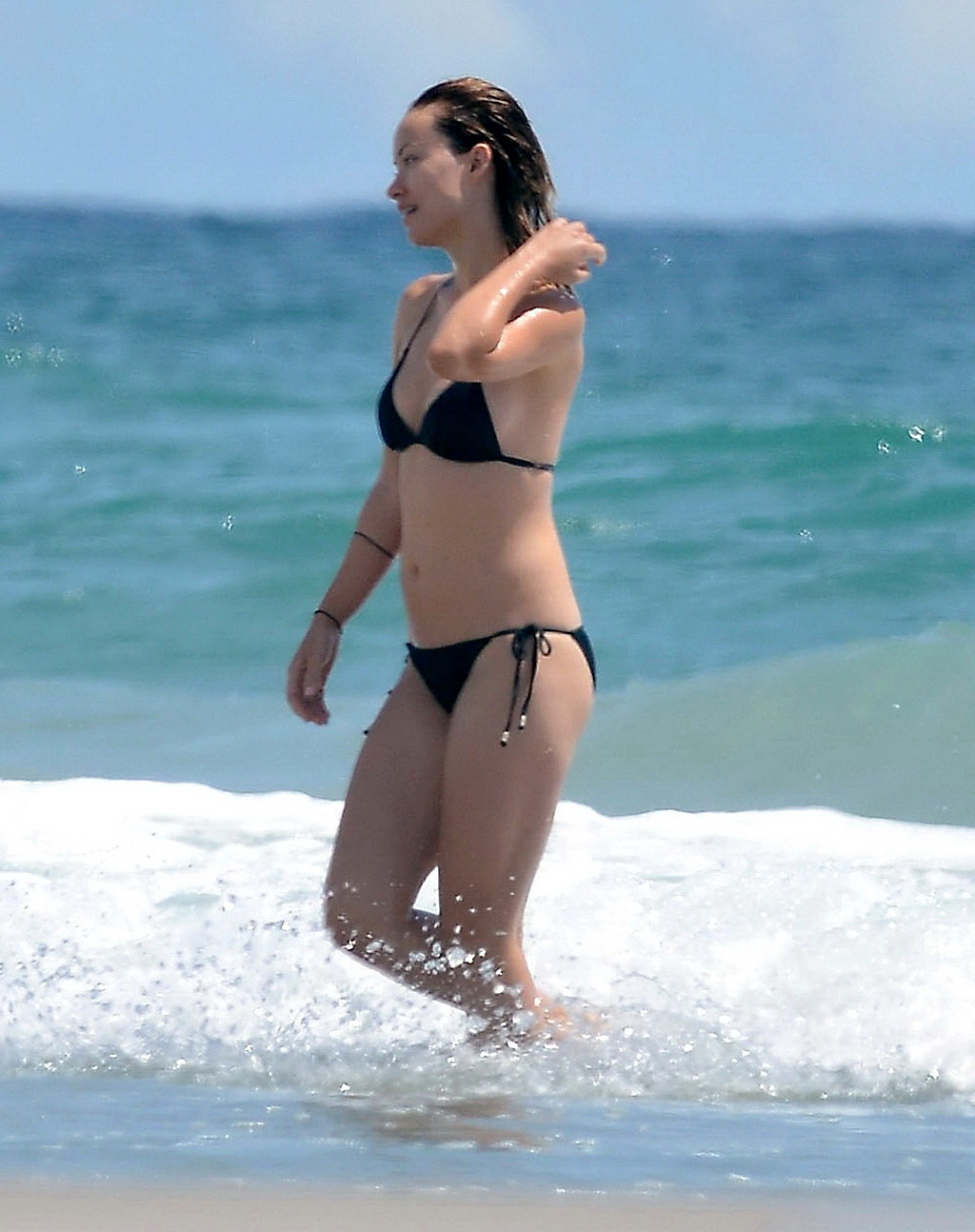 Olivia Wilde portant un bikini noir sur une plage de Wilmington.
 #75254053