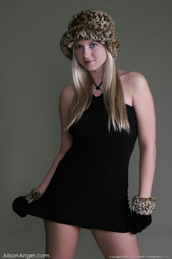 Busty Alison Engel in schwarzem Kleid und Tierdruck
 #74018283