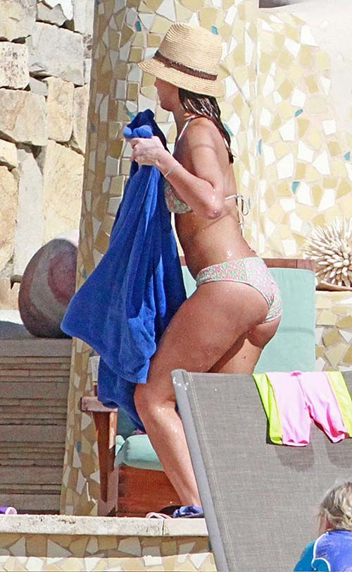 Jessica Alba Very Sexy And Hot Bikini Paparazzi Photos On Pool