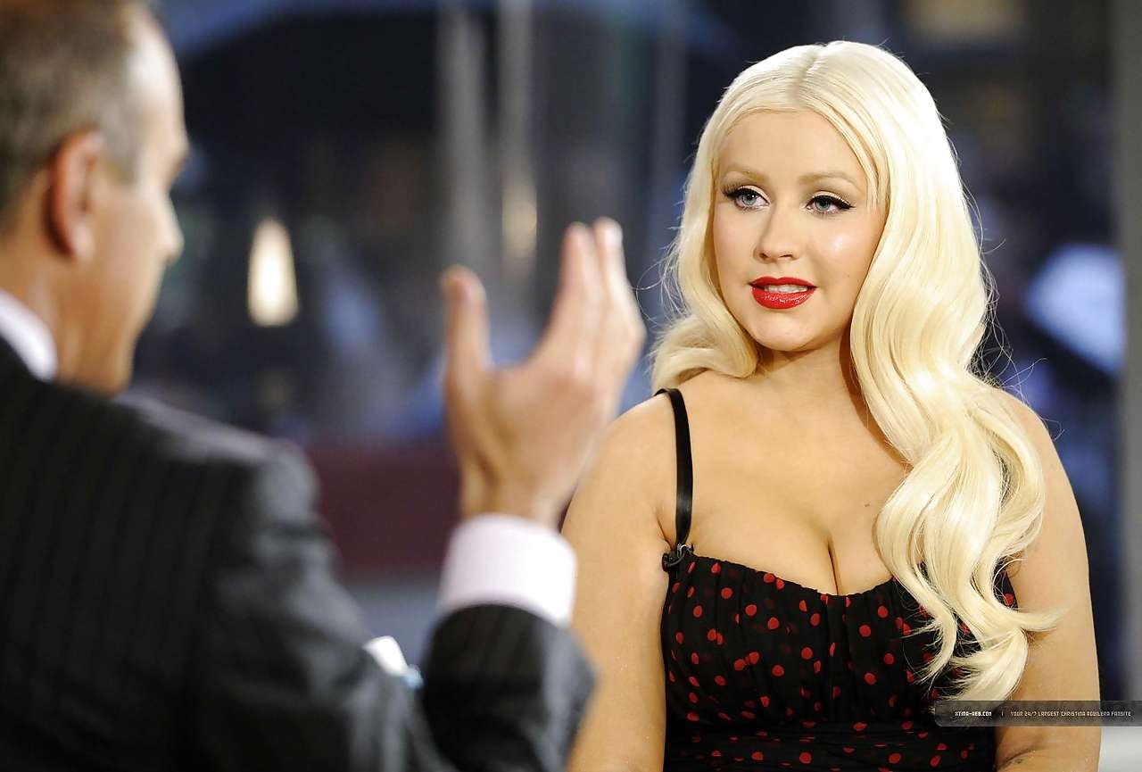Christina Aguilera mostra grande scissione e tette in vedere attraverso il vestito
 #75302374