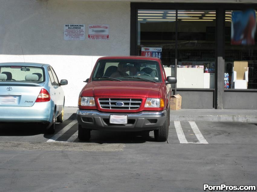 Chica rubia pillada besando a otro tío en un parking
 #79367518