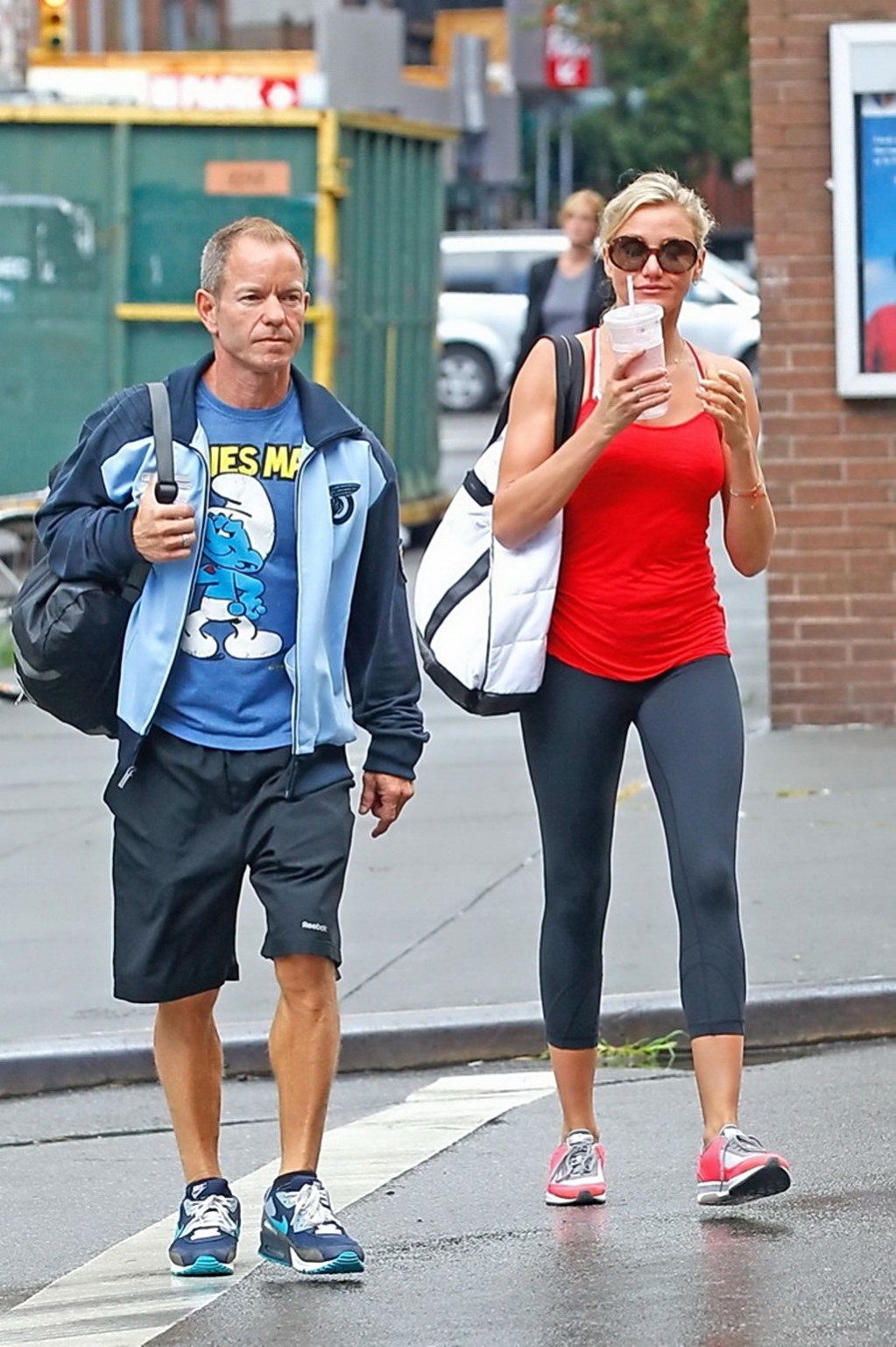 Cameron diaz aperçue dans un petit haut rouge et des collants à New York.
 #75253974