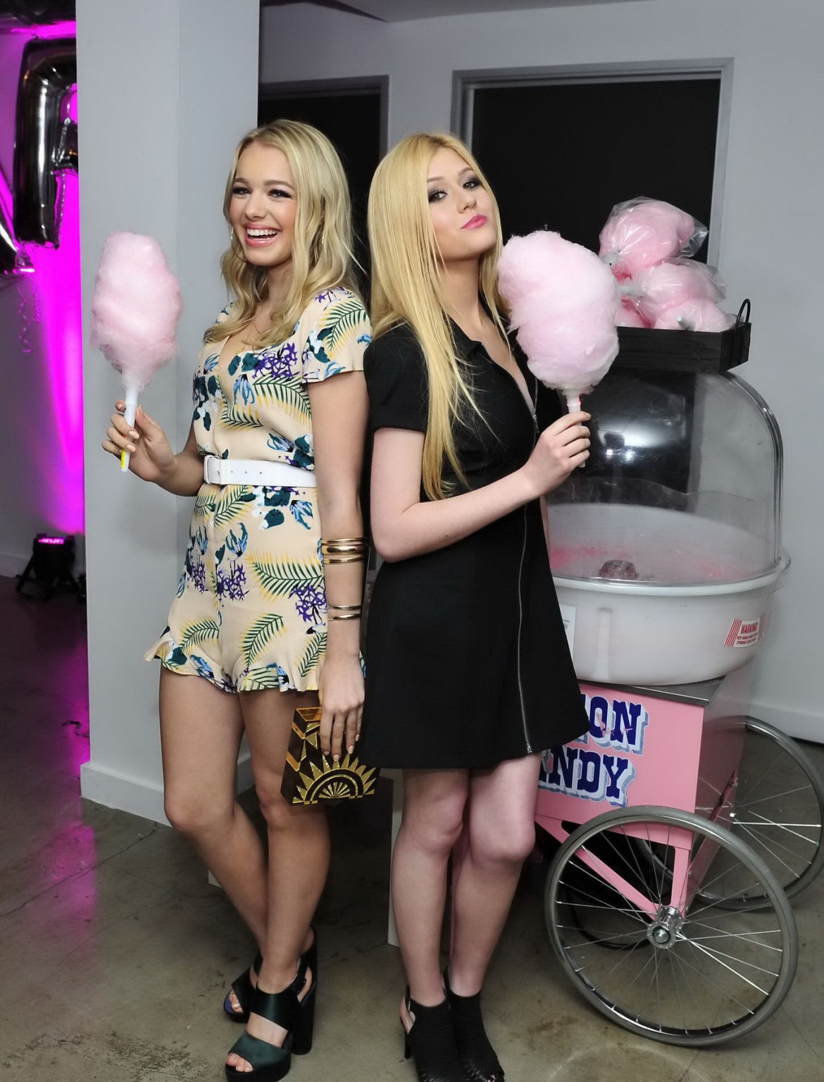 Katherine mcnamara e sadie calvano cleavy e leggy durante il lancio popolare 
 #75167683