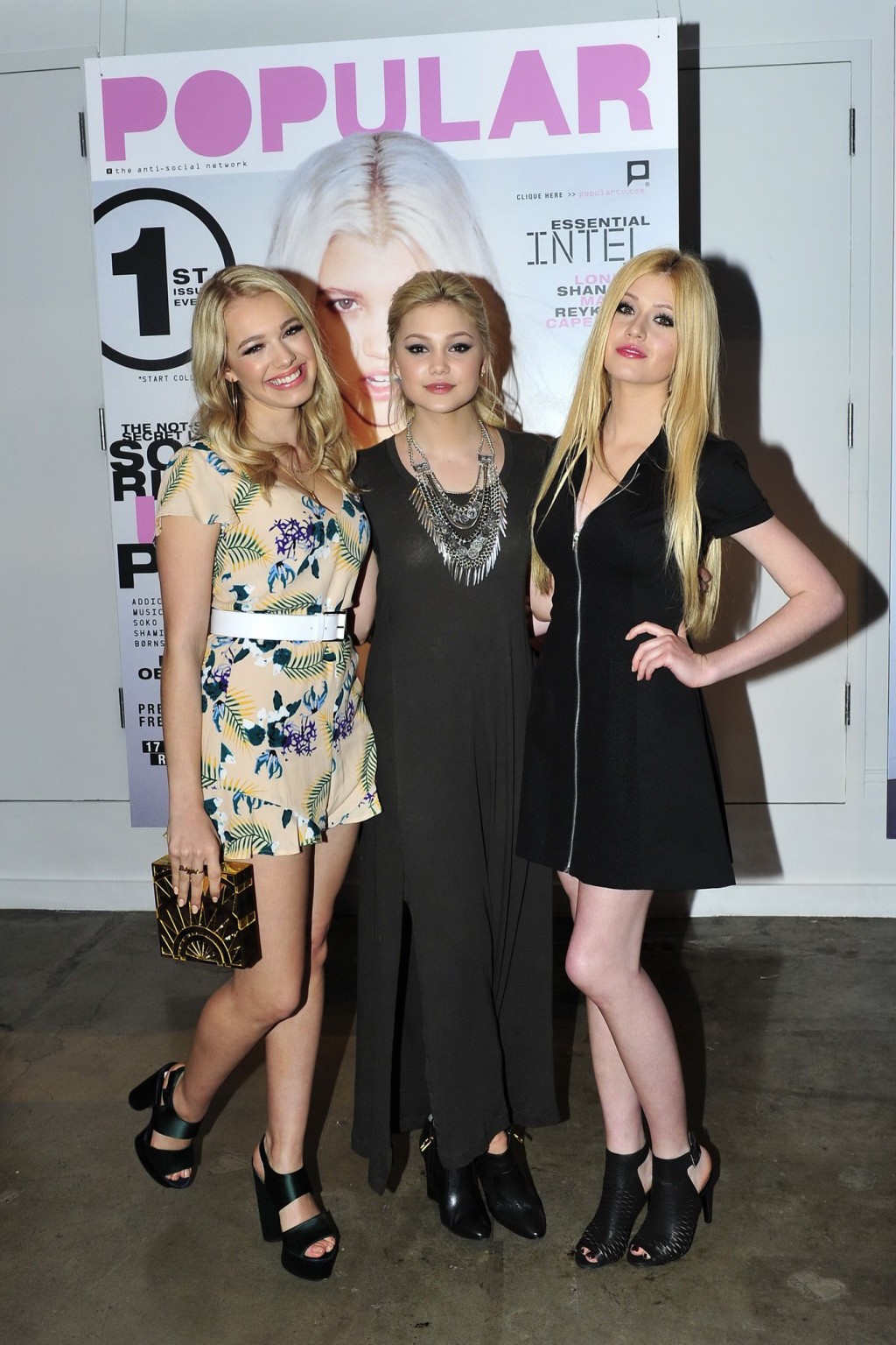 Katherine mcnamara e sadie calvano cleavy e leggy durante il lancio popolare 
 #75167710