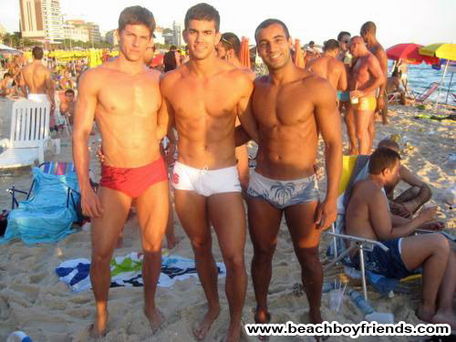 Topless hunk dudes posieren ihre muskulösen Körper im Freien
 #76945372