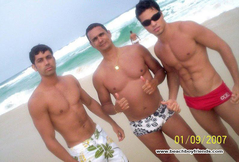 Tíos cachas en topless posando su cuerpo musculoso al aire libre
 #76945434