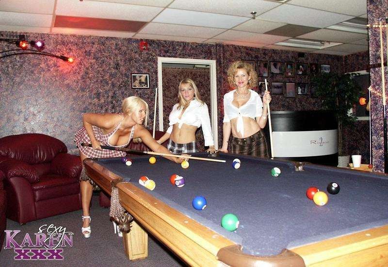 Sexy Karen Fisher mit ihren Freunden
 #78158191