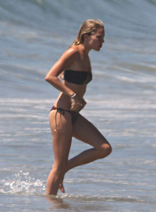 Sienna Miller che mostra le sue belle tette sulla spiaggia ai paparazzi
 #75420526