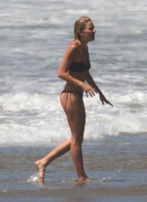Sienna Miller che mostra le sue belle tette sulla spiaggia ai paparazzi
 #75420539