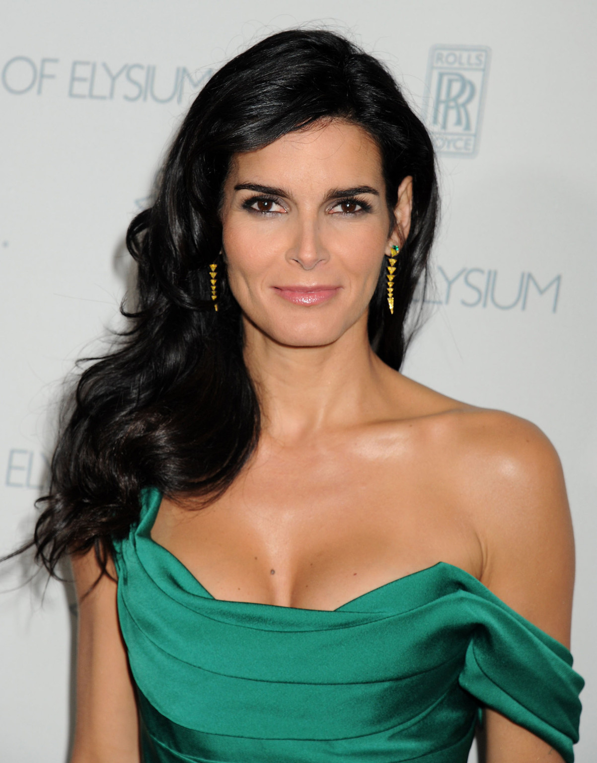 Angie Harmon busty wearing a low cut dress at The Art Of Elysium presentation of #75172193