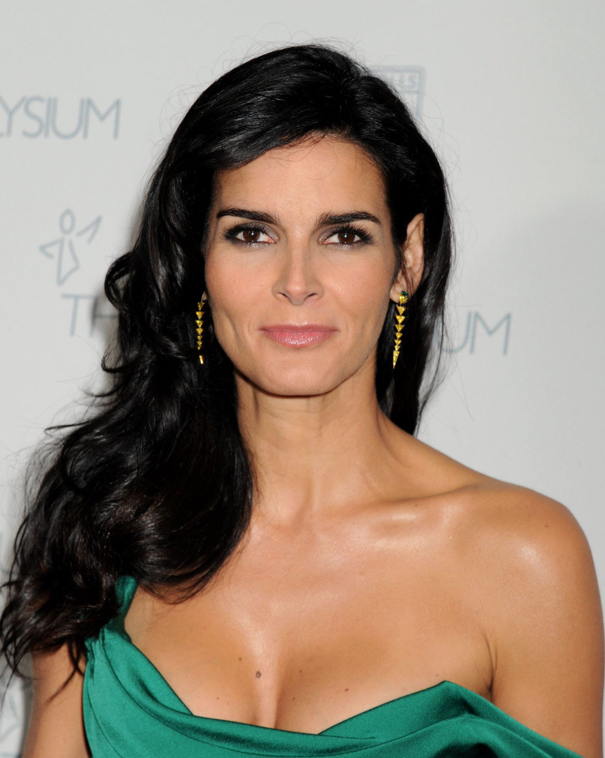 Angie harmon tetona con un vestido escotado en la presentación del arte de elysium de
 #75172204