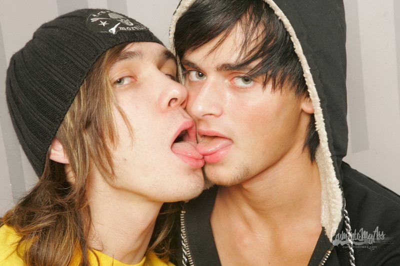 Deux jeunes gays sexy et chauds qui sucent, baisent et font des galipettes.
 #76979061