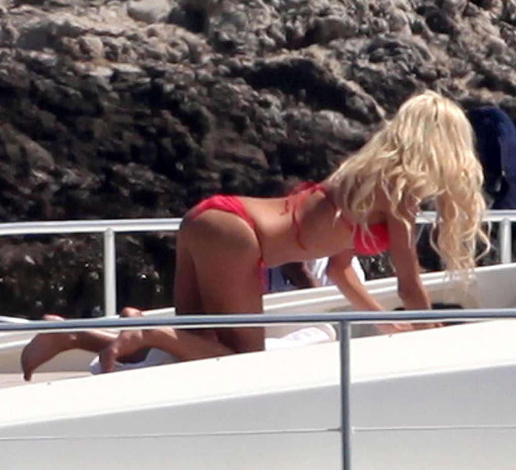 Victoria Silvstedt showing her perfect body and great ass in red bikini on beach #75348809